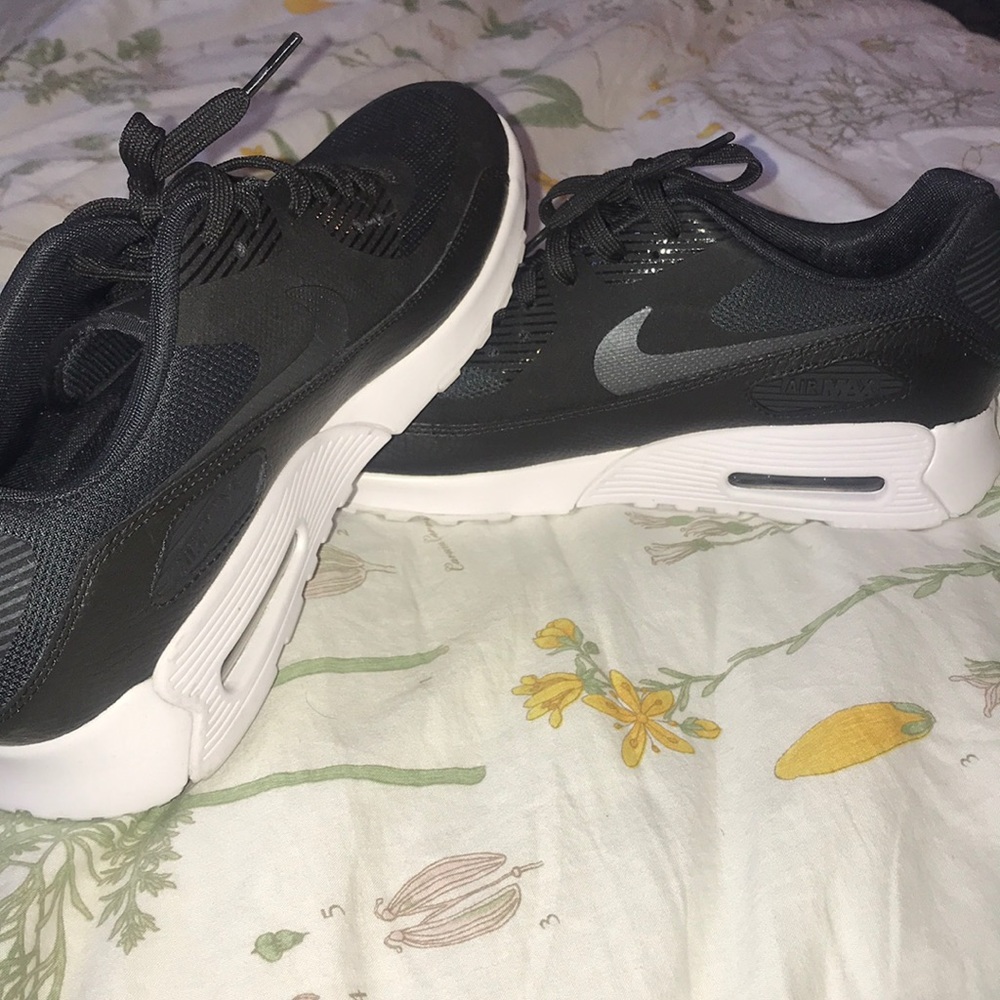 New Nike AirMax womens’ 9.5